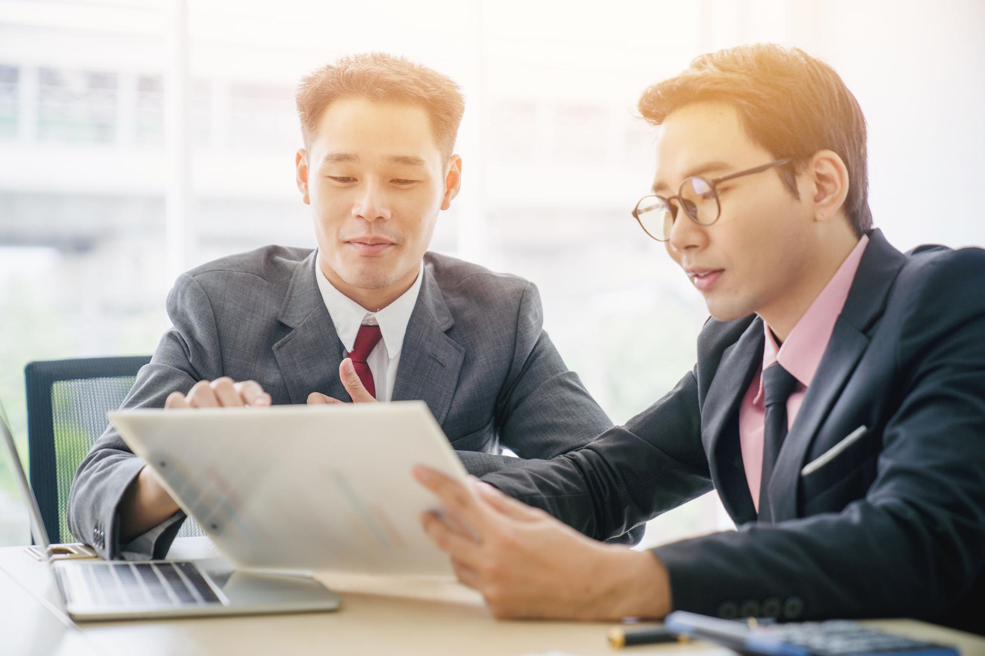 Large group of asian financial advisor business sale team people and helping business customer to find a solution for business and advice financial planning for business investment for people